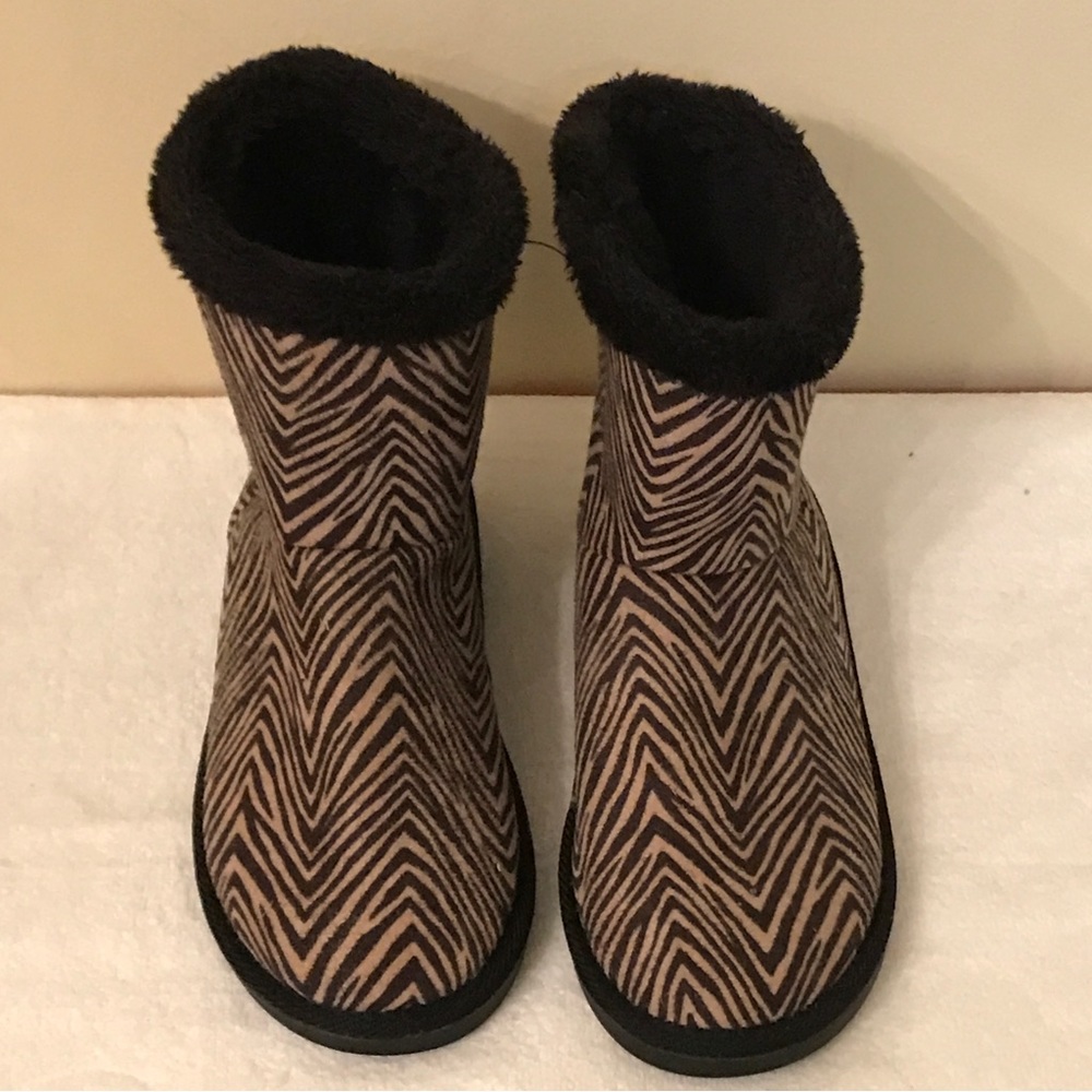 Vera Bradley Cozy Zebra Faux Fur Bootie Size M (7/8)